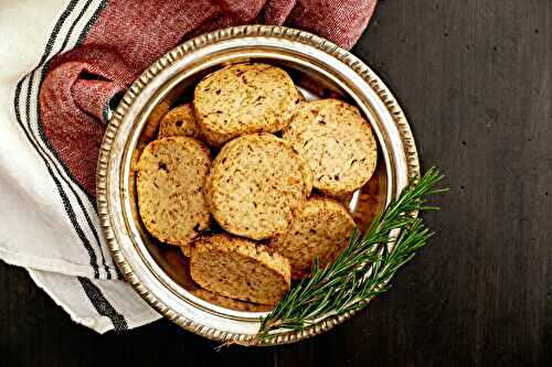 Sablés apéritifs aux noix de Grenoble, dattes et parmesan