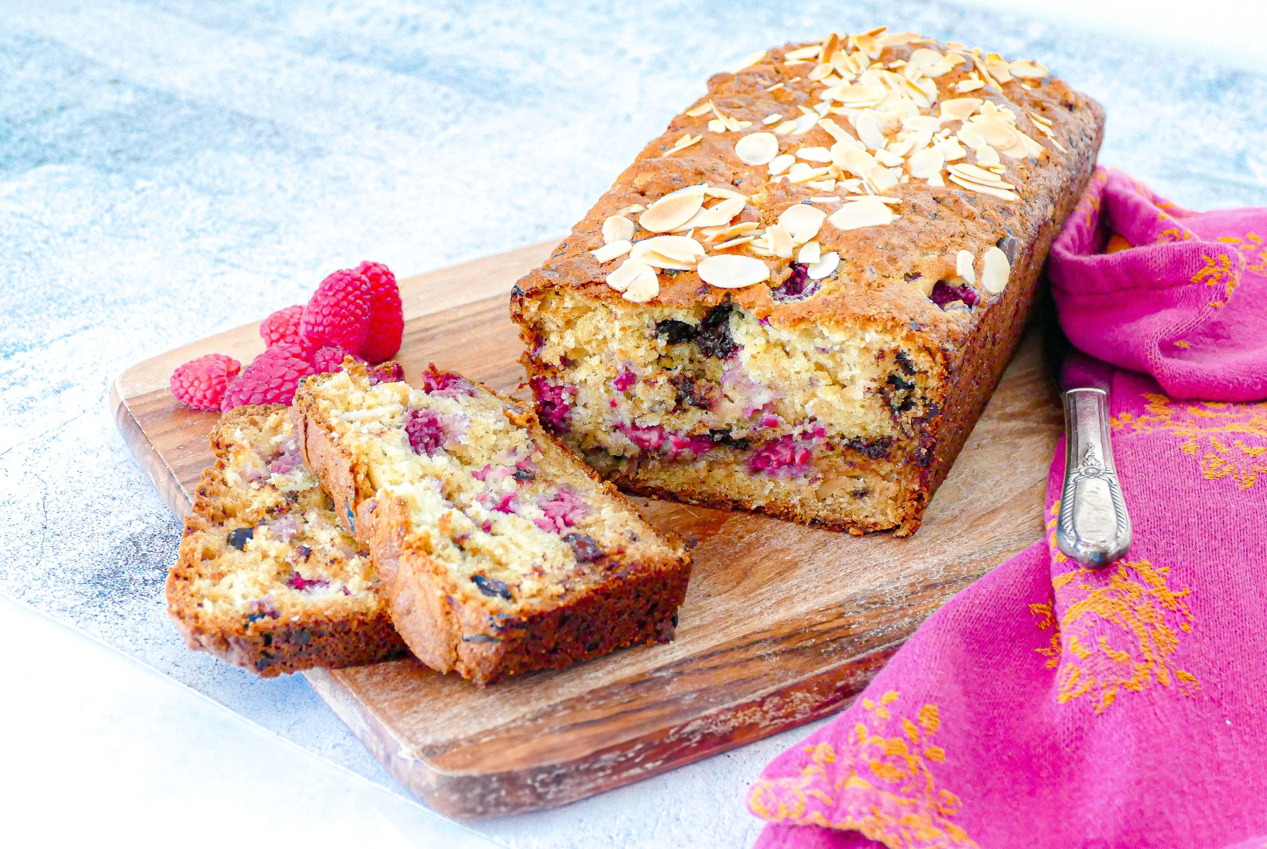 Cake aux framboises, chocolat noir, amande et fromage cottage