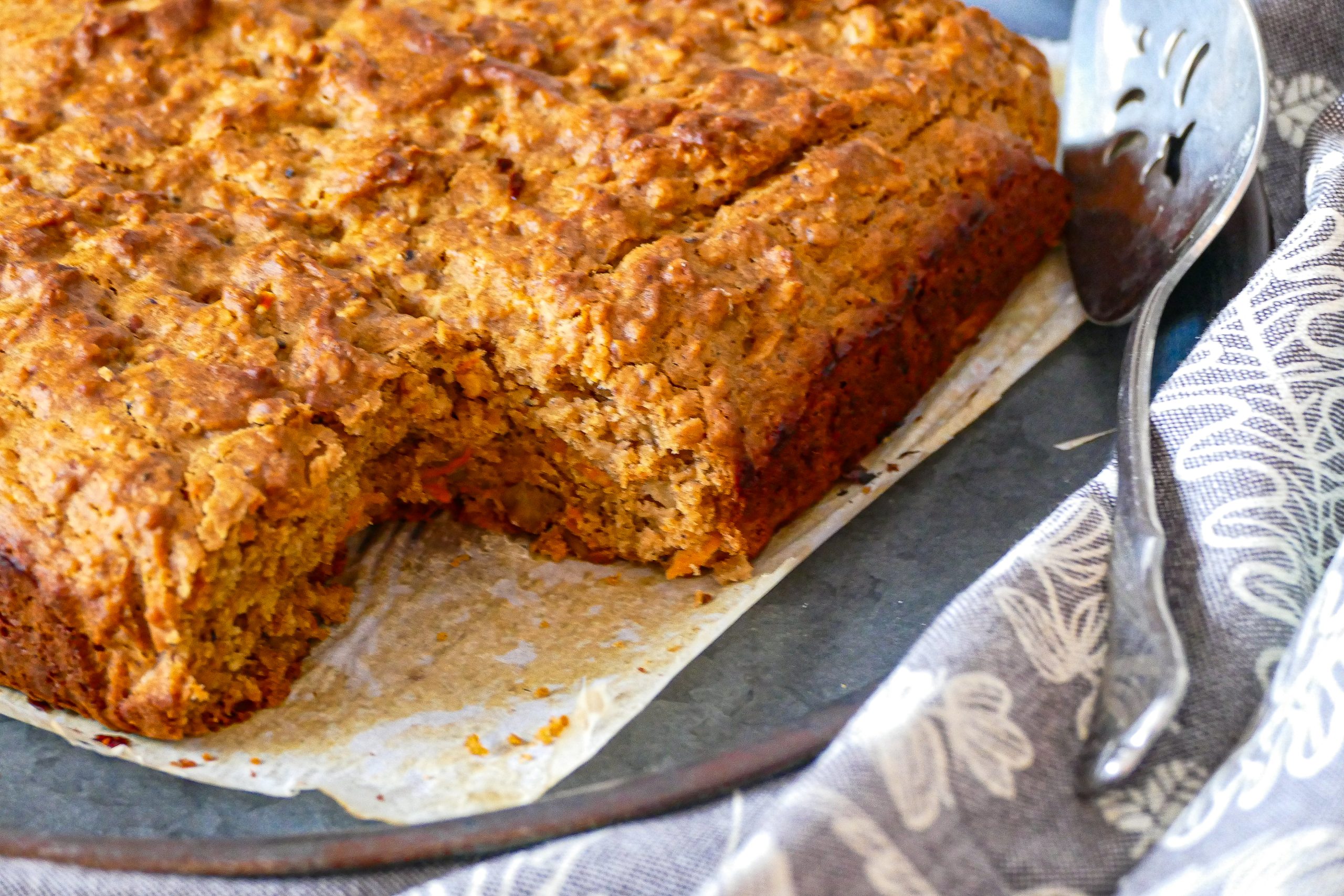 Gâteau aux dattes, carottes, flocons d’avoine et tahini sans sucre ajouté ni produit laitier