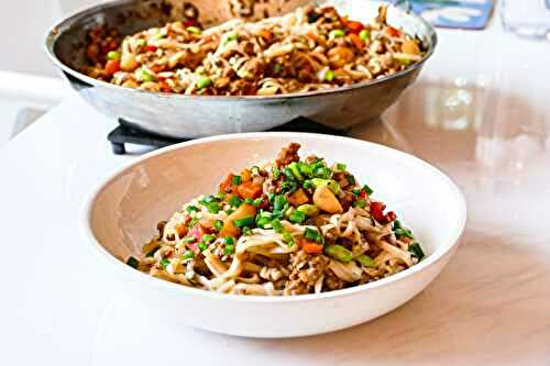 Nouilles asiatiques avec porc haché et légumes