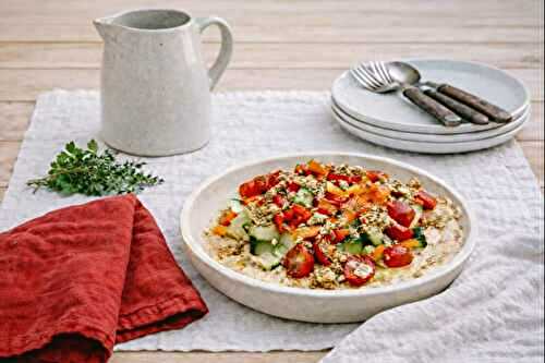 Tofu poêlé au zaatar sur hoummos garni