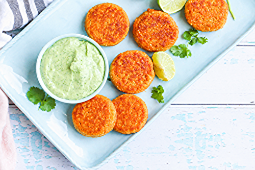 Petites croquettes de quinoa et de patate douce, sauce crémeuse à l’avocat et au yogourt