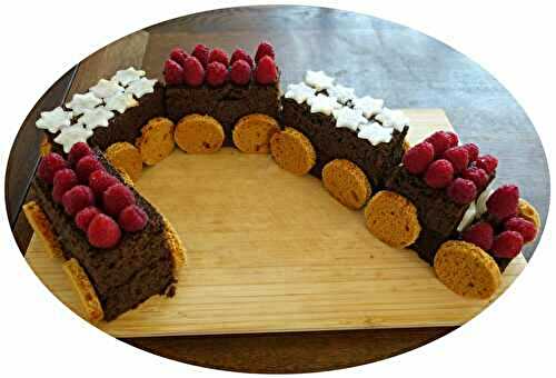 Gâteau train : fondant au chocolat et à la compote, pain d'épices & fruits frais 