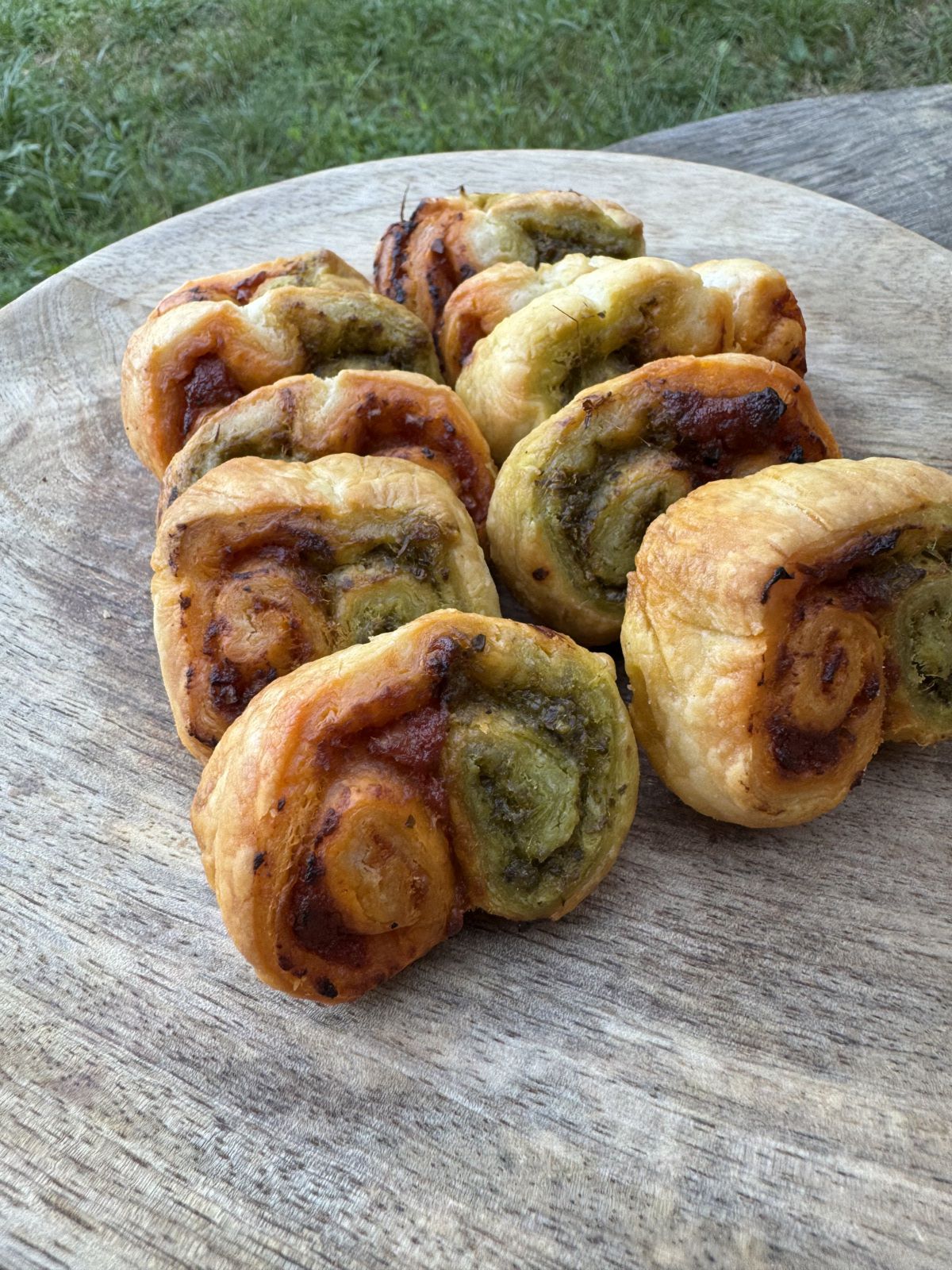 PALMIERS FEUILLETES AUX DEUX PESTOS