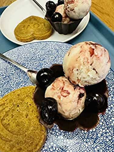 GLACE AMARENA, COUPELLE AU CHOCOLAT et SABLES COEURS