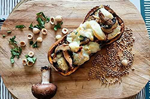 Butternut farcie au sarrasin, champignons et noisettes