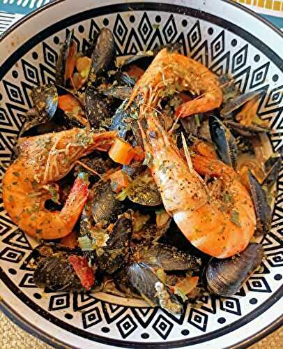 ​​​​​​​Moules et crevettes au bouillon de tomates et curry