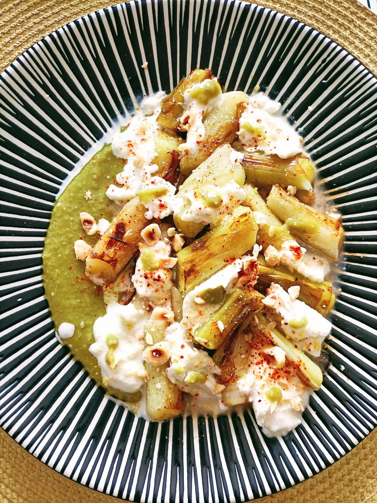 Salade de poireaux, burrata et pesto de noisettes