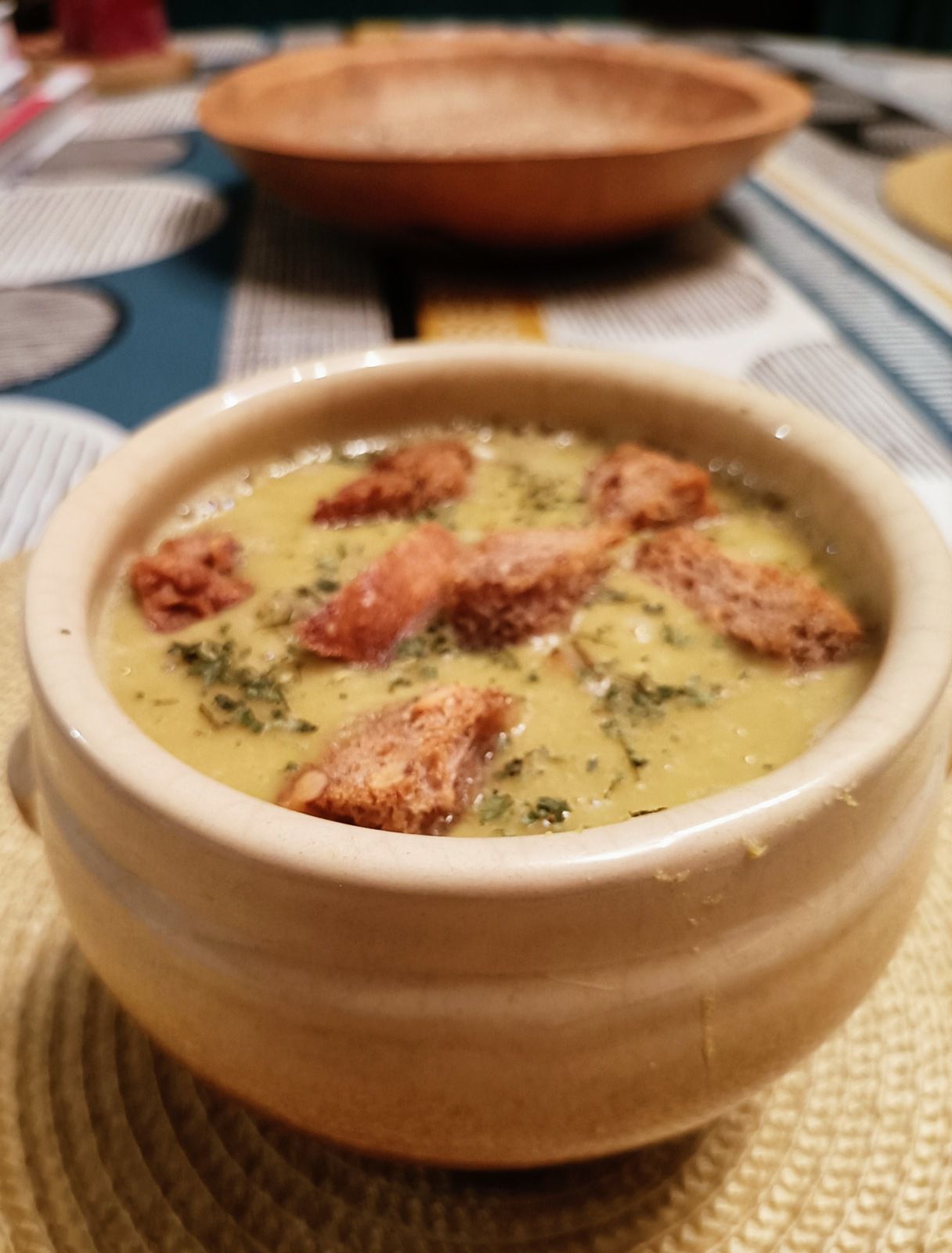 Soupe de pois cassés, lard, et croutons