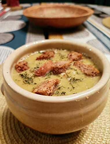 Soupe de pois cassés, lard, et croutons