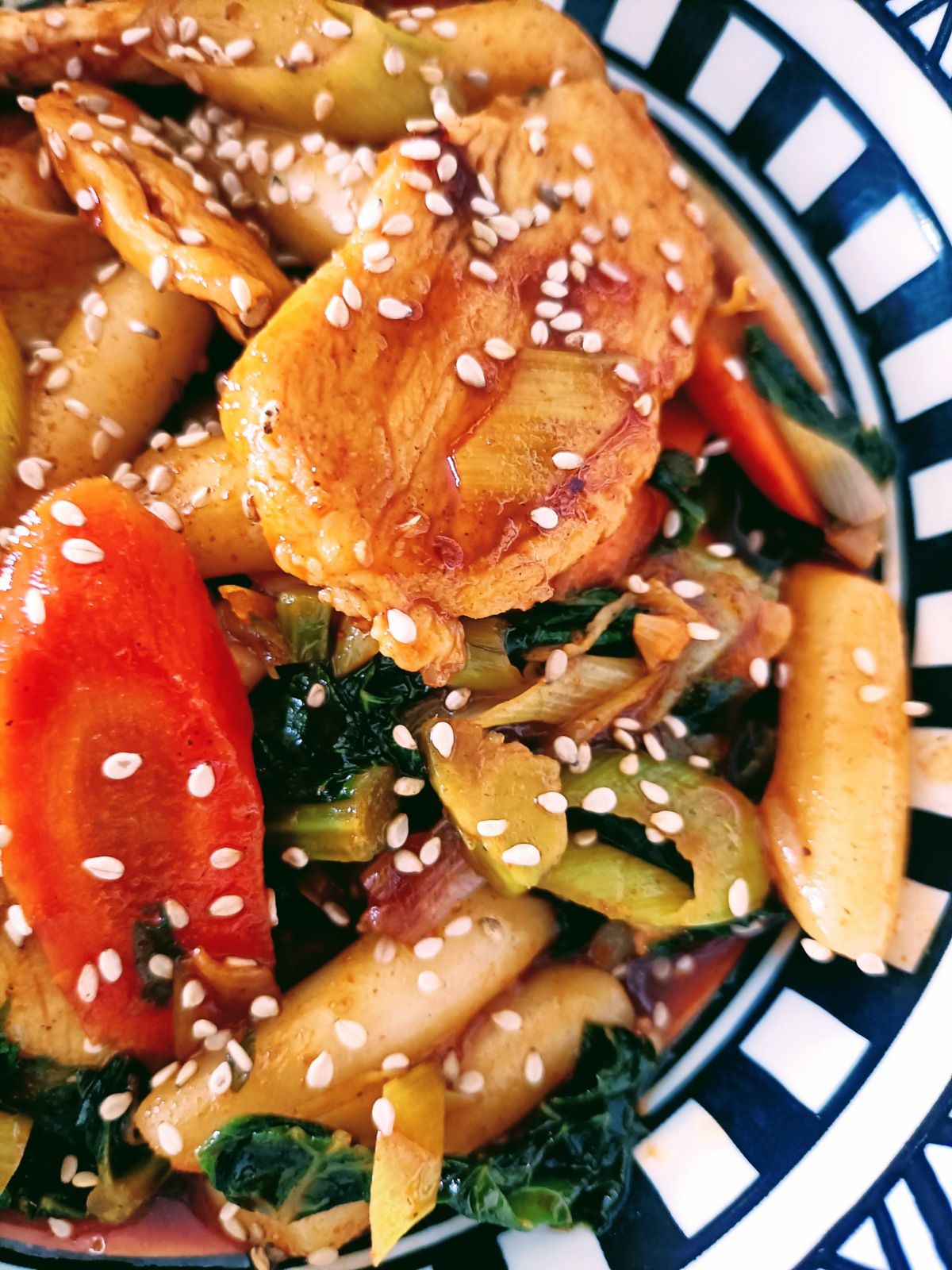 Tteokbokki au poulet et légumes sauce épicée