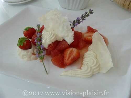 Pamplemousse et fraises au miel de lavande