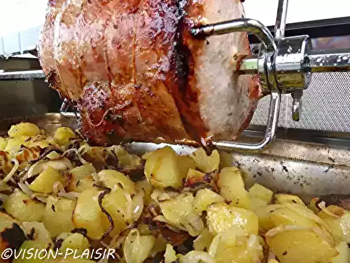 Roti de porc et pommes de terre au barbecue à cloche.