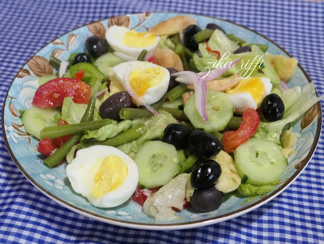 SALADE ESTIVALE DE CRUDITÉS DES BEAUX JOURS AUX ŒUFS DURS ET MINI PAIN AZYME  (2)