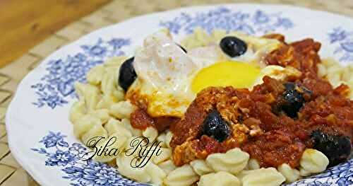 FARFELS- PÂTES FRAÎCHES MAISON À LA SAUCE TOMATE FRAÎCHE- ŒUFS COULANTS ET OLIVES NOIRES