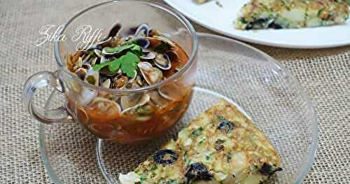 HARICOTS DE MER ( TELLINES ) SAUCE TOMATE À L'AIL ET SON OMELETTE AUX OLIVES NOIRES