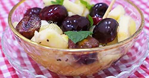SALADE DE FRUITS AUX CERISES-KIWI ET POMMES AU SIROP DE CITRON À LA MENTHE FRAÎCHE