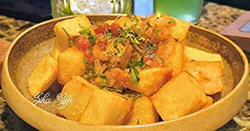 ENTRÉE DE POMMES DE TERRE FRITES- CHARMOULA PIQUANTE AUX TOMATES FRAÎCHES AUX OIGNONS-CÂPRES ET VINAIGRE