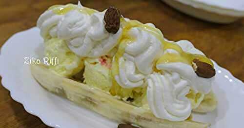 BANANA SPLIT-BOULES DE GLACE À LA BANANE - PÉTALES DE JASMIN- CHANTILLY ET MIEL D'ACACIA