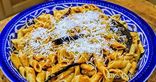 PENNES AU PECORINO EN SAUCE TOMATE À L'AIL ET AUX PIMENTS D'ESPELETTE